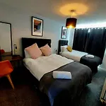 Lancaster House - Entire 4Bed House Serviced Accommodation Newcastle Free Wifi & Free 1 Off Street Parking Space Uk