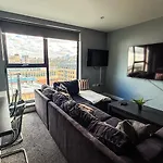Modern Central Apartment With Views Of The Quayside Sleep 8 Free Parking