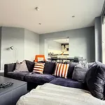 Modern Central Apartment With Views Of The Quayside Sleep 8 Free Parking