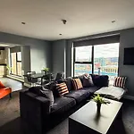 Modern Central Apartment With Views Of The Quayside Sleep 8 Free Parking