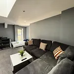 2 Bedroom Apartment In The Heart Of Newcastle - Spacious - Sleeps 7