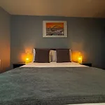 Modern 3 Bedroom Quayside Apartment - Sleeps 8 Free Parking
