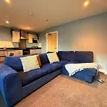 Modern Central Quayside Apartment Sleeps 7 Parking