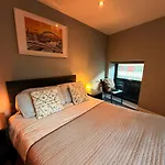 Modern Central Quayside Apartment Sleeps 7 Parking
