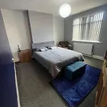 Giga Residential 4 Bedrooms, 8 Guests , Near City Centre, Arcade Machine, Sky Tv, Netflix, Free Wifi, Free Parking