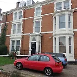 Jesmond Two Bedroom Apartment With Free Parking