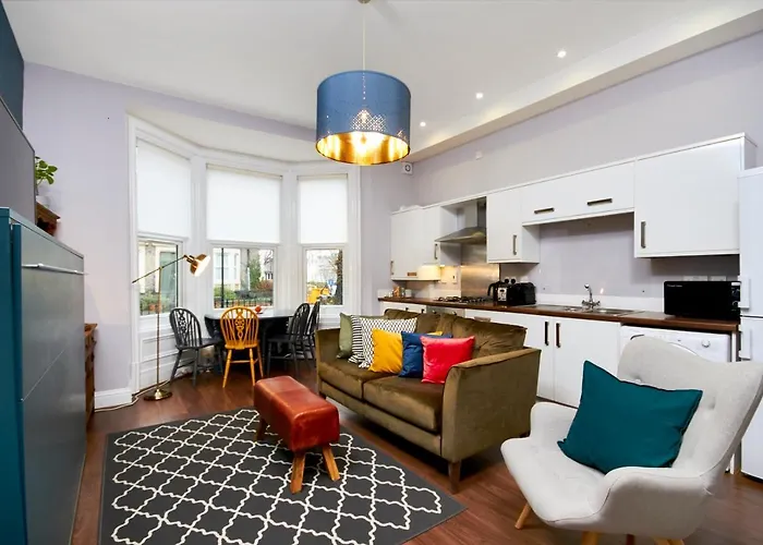 Lovely Abode In Newcastle - Sleeps 4 - Ground Floor