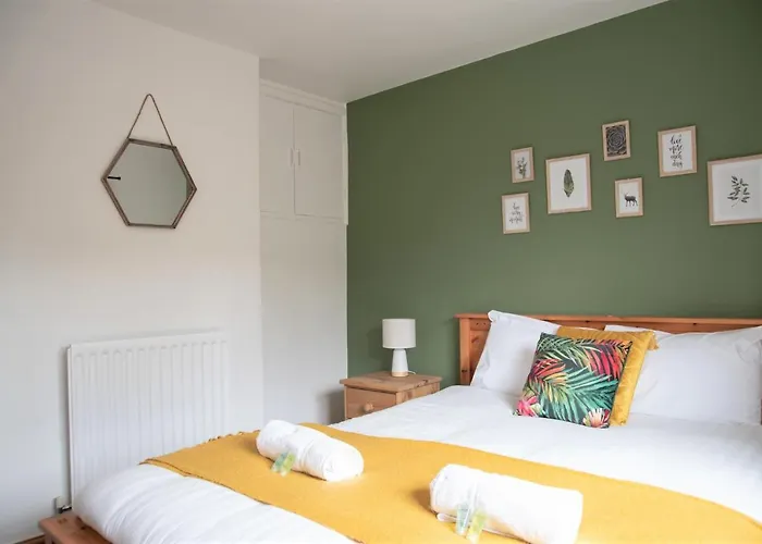Cottenham - City Centre With Free Private Parking 2 Toilets 4 Bedroom Sleeps 8