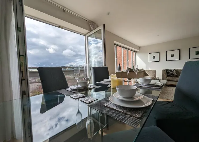 Quayside Apartment With Riverside Views & Parking