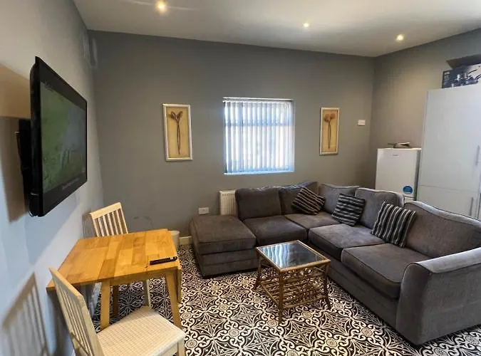 City West Apartments 3 Bedroom Large & Modern Apartment