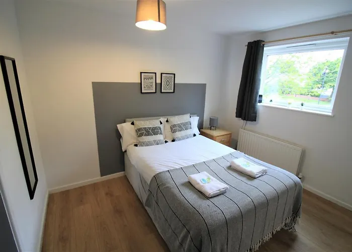 Hamilton House -3 Bed Close To Town, Drive Parking, 2 Toilets