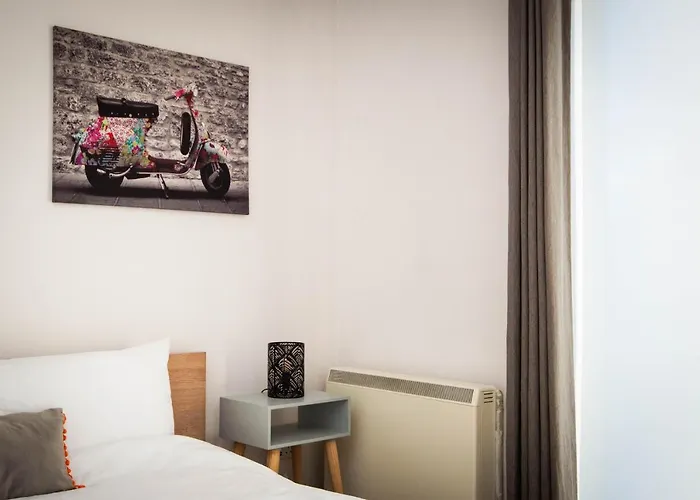 2 Bed Spacious, Light & Quiet Flat, Free Parking