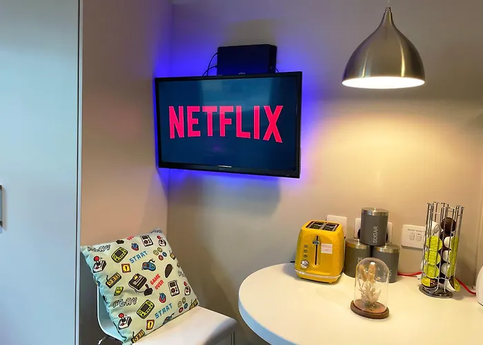Hnfc Stays - Modern Central Studio With Gym, Parking & Home Cinema