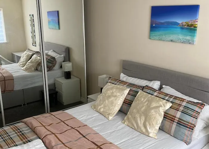 Cheerful 4 Bedroom Townhouse With Free Parking