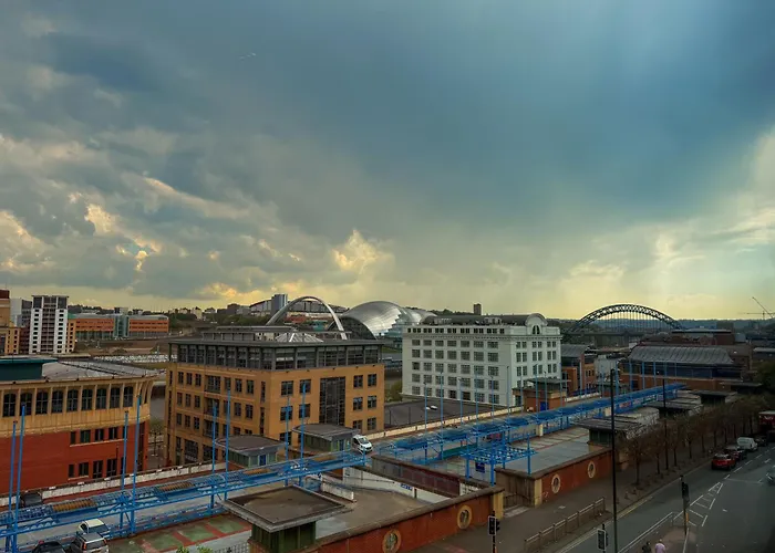 Modern 3 Bedroom Quayside Apartment - Sleeps 8 Free Parking
