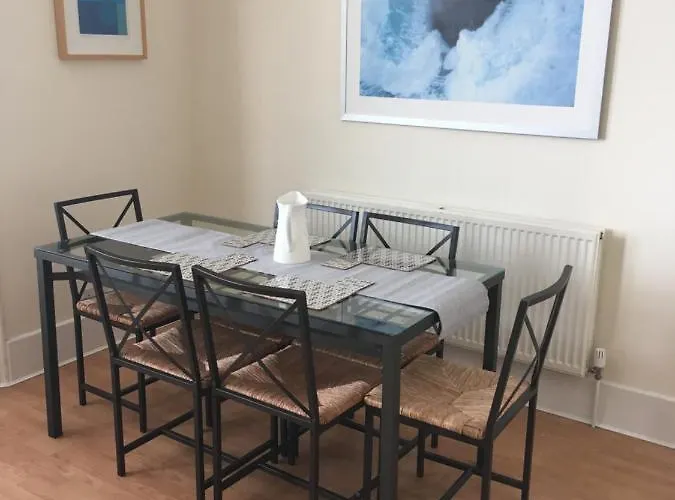 Jesmond Two Bedroom Apartment With Free Parking