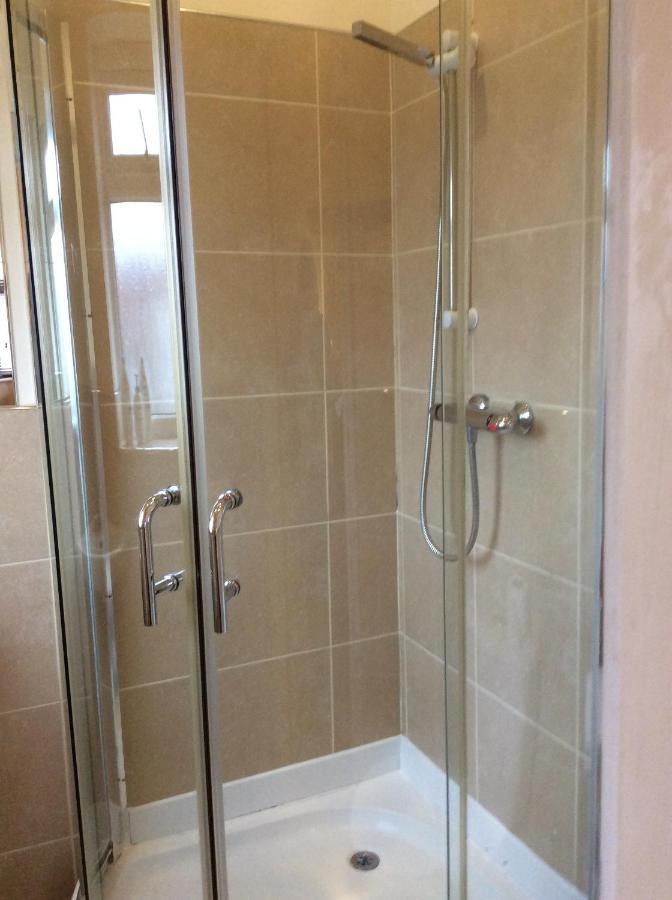 Beautifully Presented 6 Bed 5 & A Half Bath House *