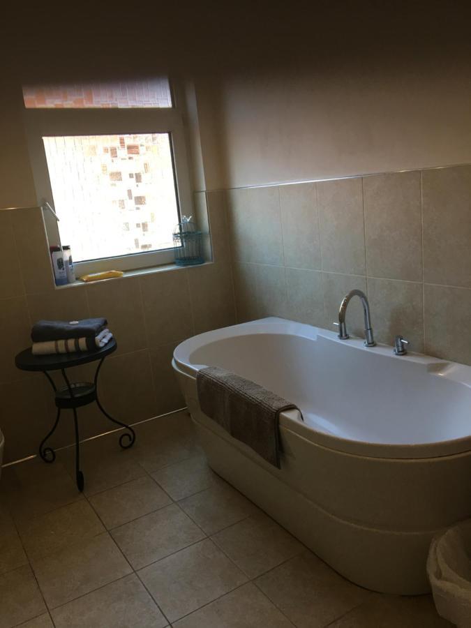 Beautifully Presented 6 Bed 5 & A Half Bath House *