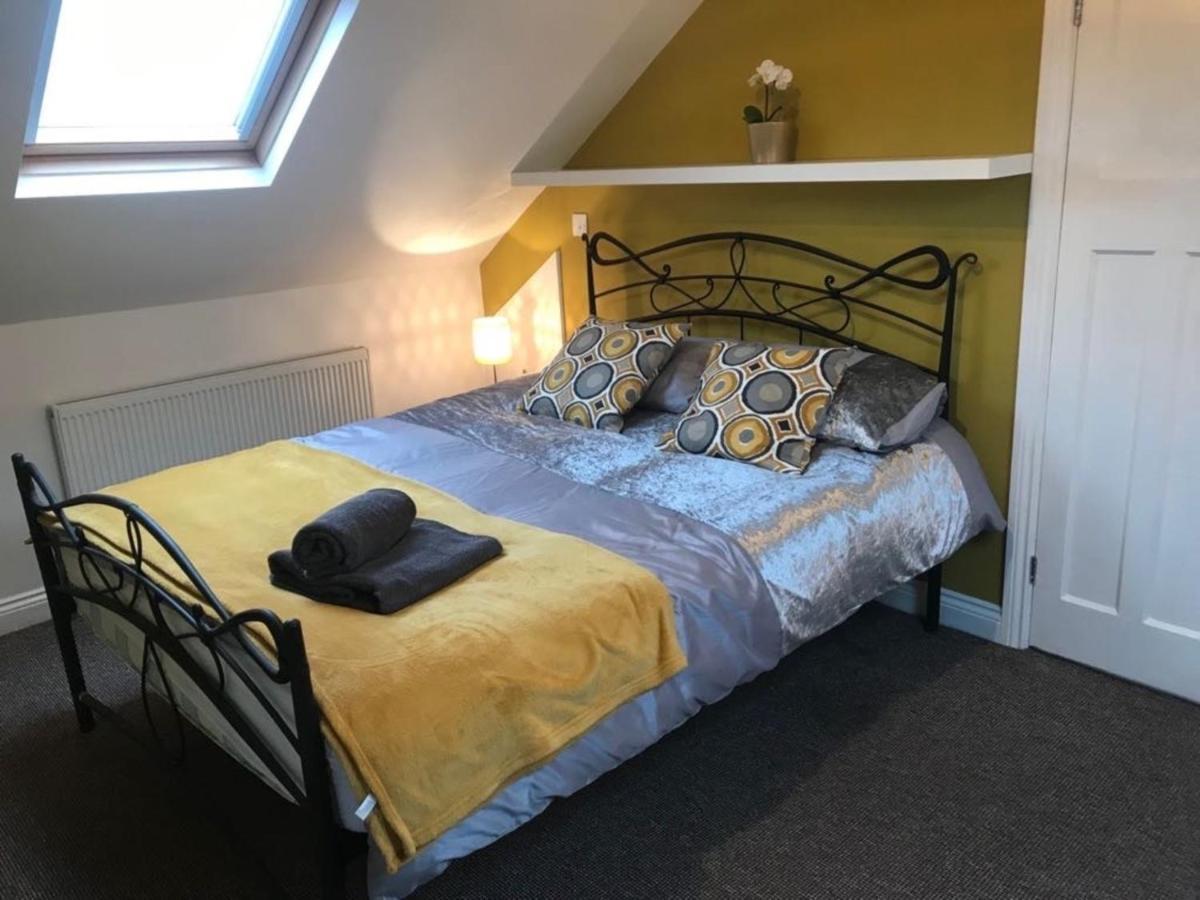 Beautifully Presented 6 Bed 5 & A Half Bath House *