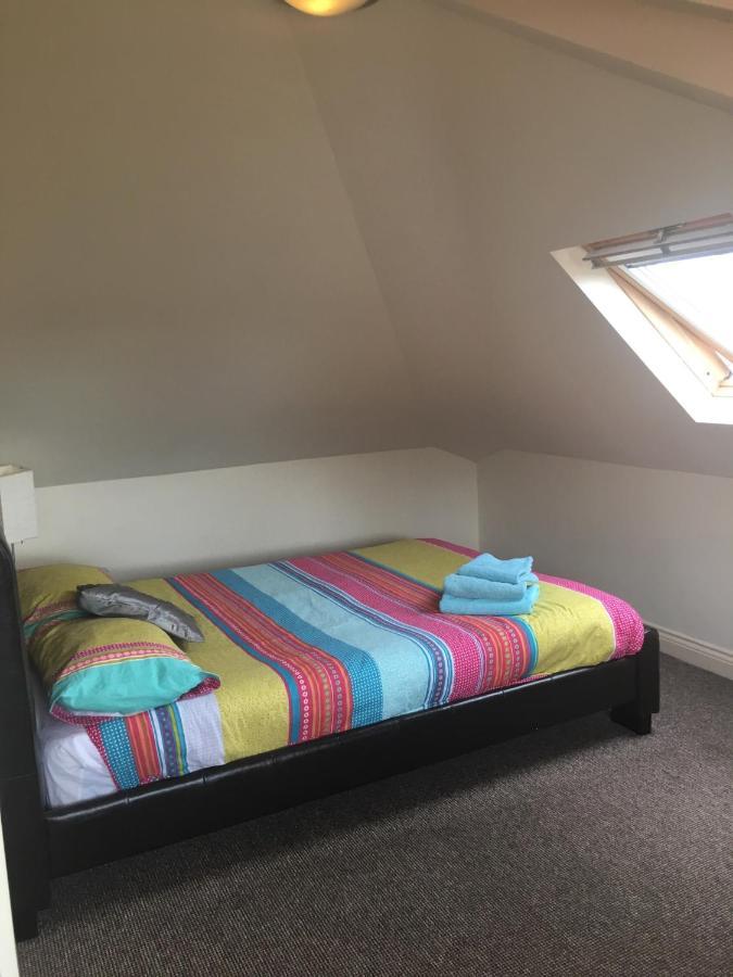 Beautifully Presented 6 Bed 5 & A Half Bath House *