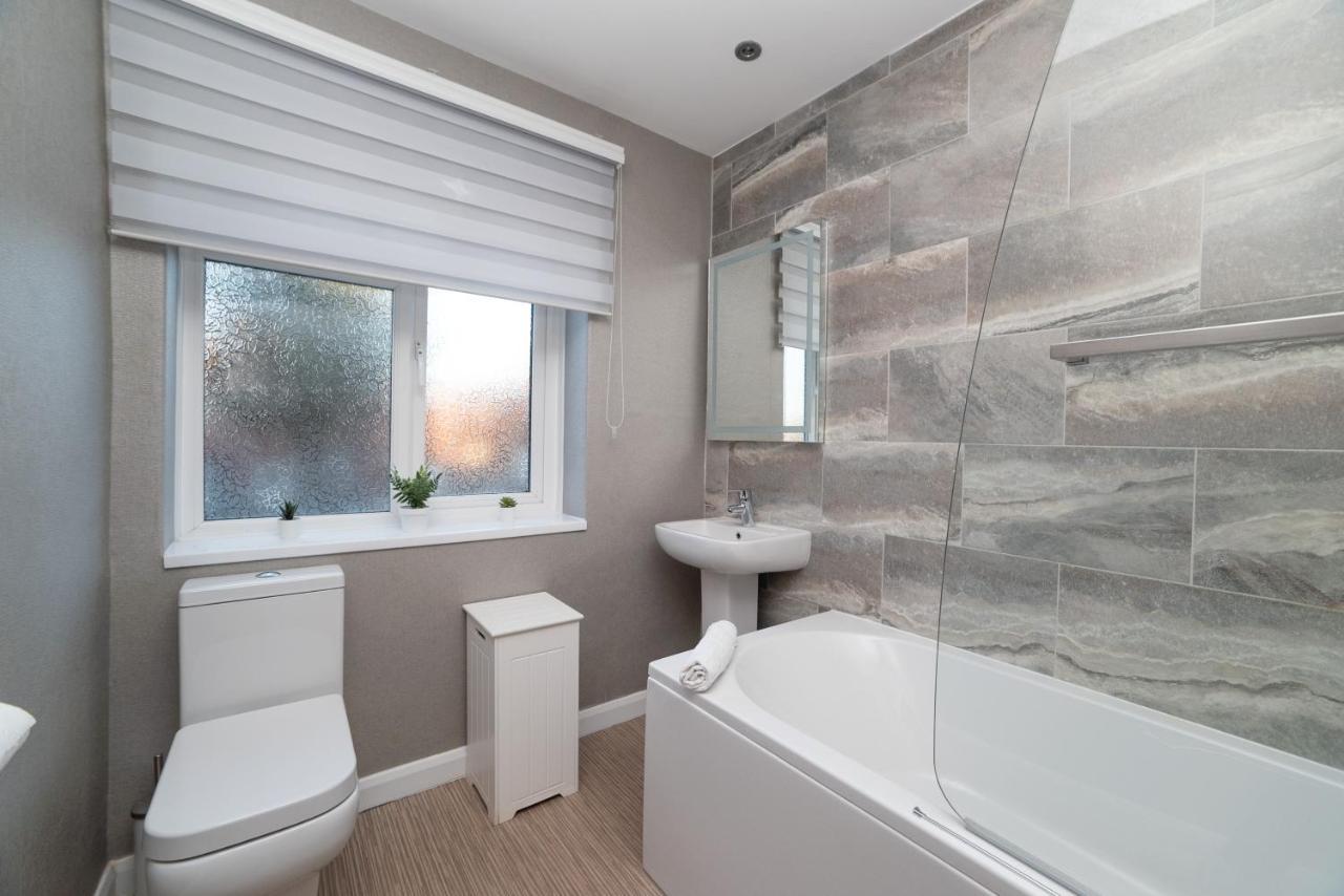 Gorgeous Modern 4 Bedroom House - Free Parking And Netflix By Wha For Contractors, Relocation, Business Travelers *