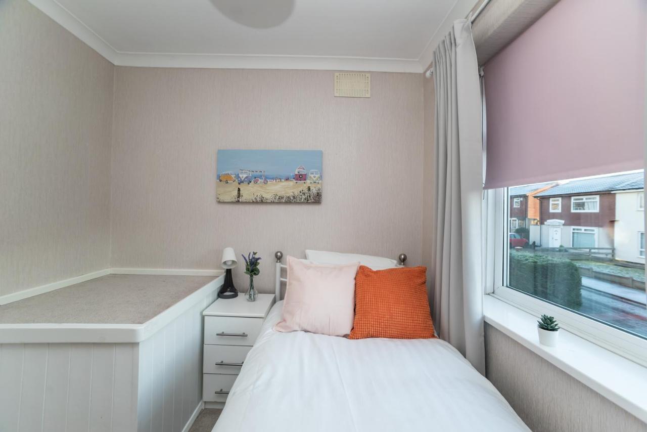 Apartment Gorgeous Modern 4 Bedroom House - Free Parking And Netflix By Wha For Contractors, Relocation, Business Travelers