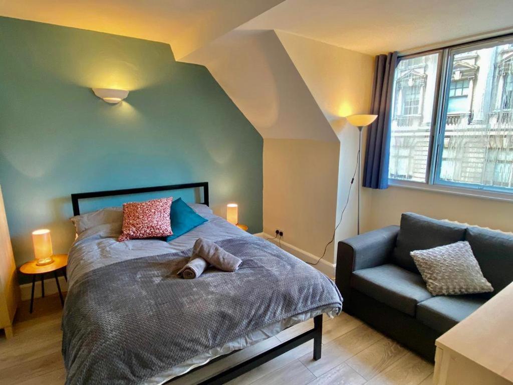 Apartment Mosley Street: View *