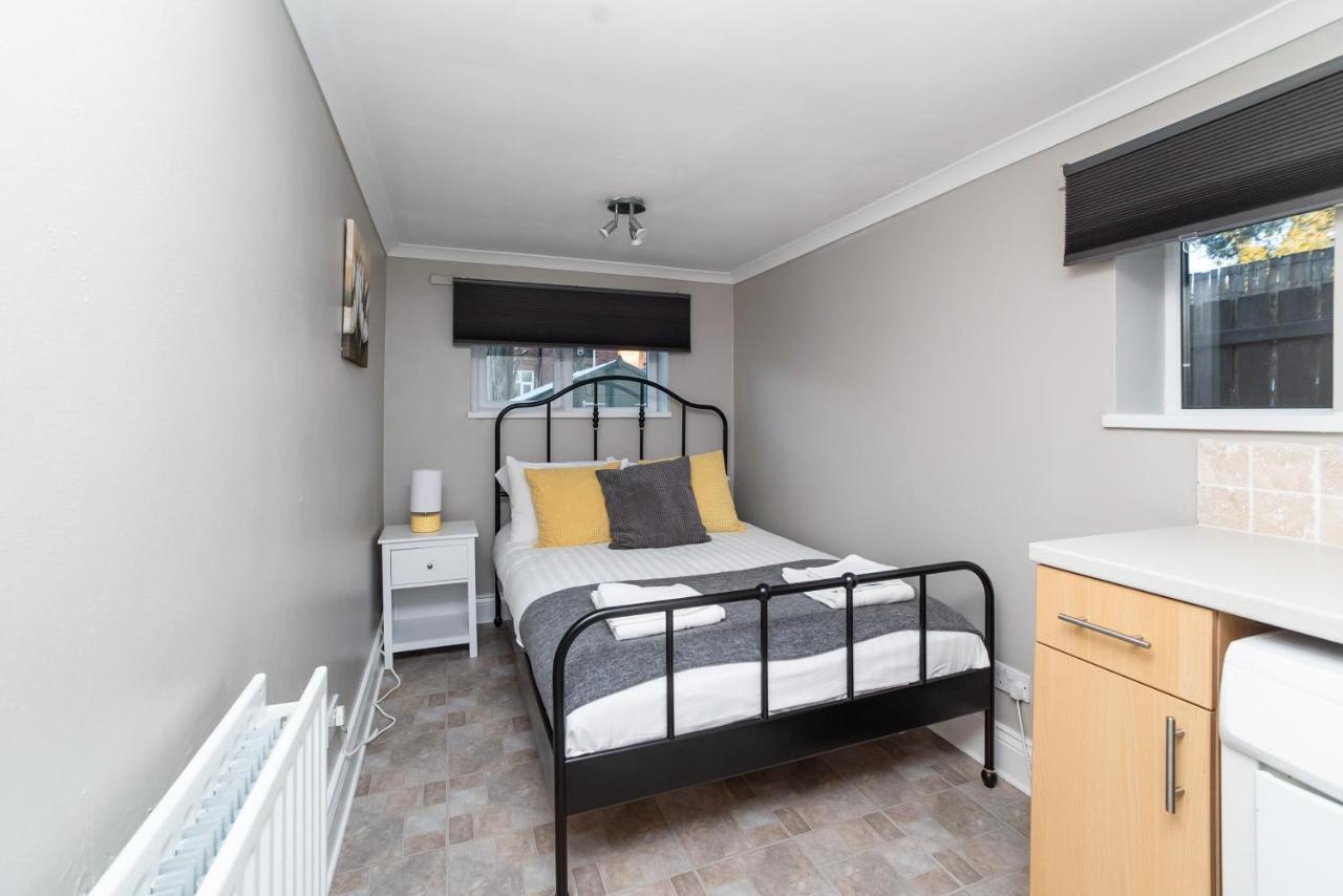 Gorgeous Modern 4 Bedroom House - Free Parking And Netflix By Wha For Contractors, Relocation, Business Travelers Apartment