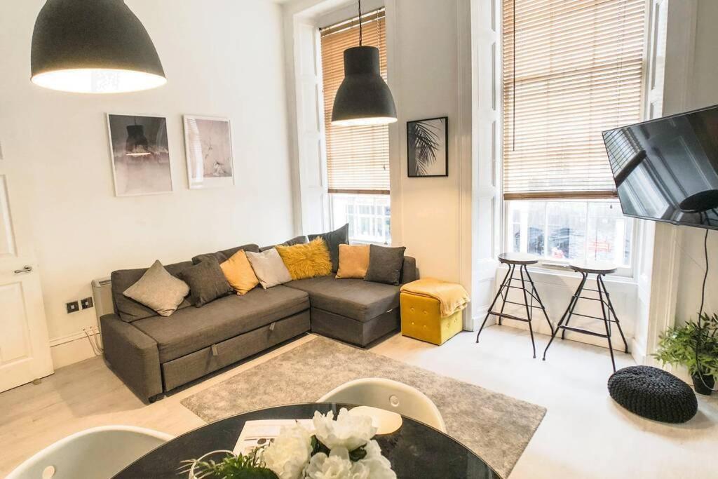 2 Bedroom Serviced Centre - Sleeps 6 Apartment *