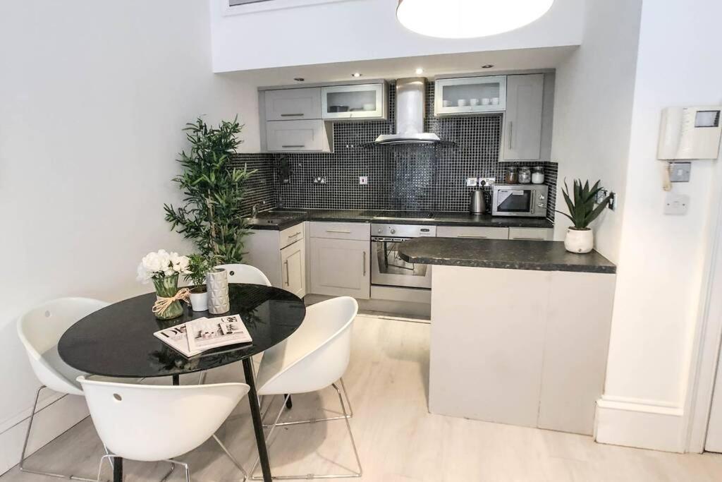 Apartment 2 Bedroom Serviced Centre - Sleeps 6 *