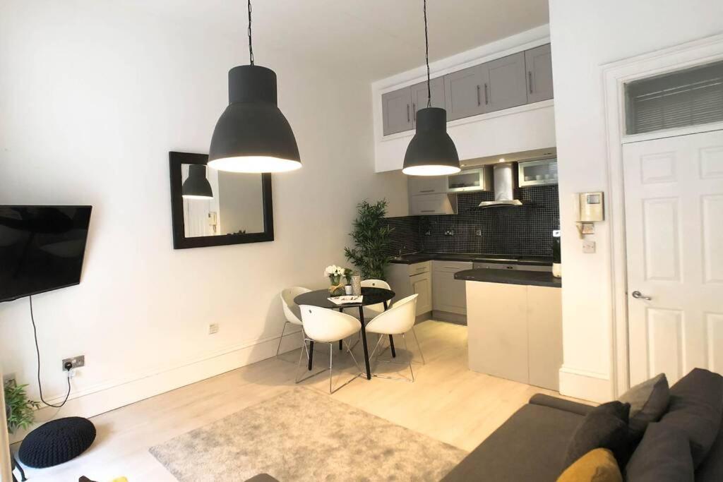 2 Bedroom Serviced Centre - Sleeps 6 Apartment
