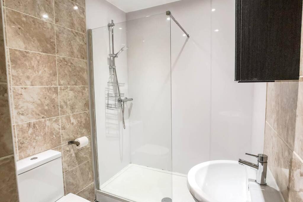 2 Bedroom Serviced Centre - Sleeps 6 Apartment