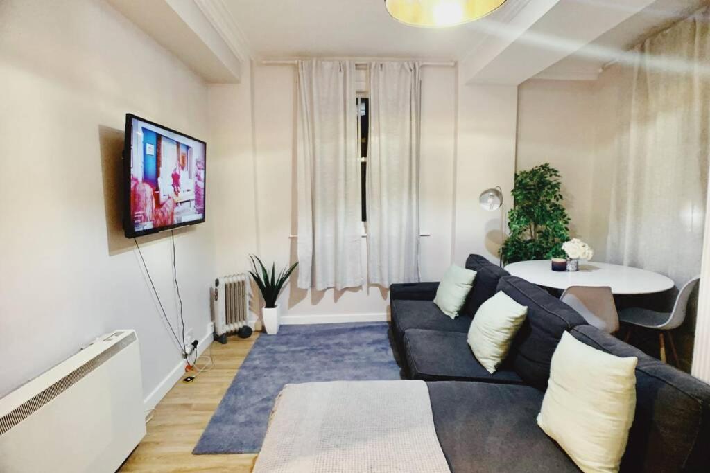 3 Bed City Centre Serviced - Sleeps 7 Apartment *