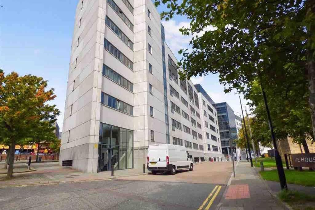 Modern Centre Private Parking Space - Sleeps 4 Apartment *