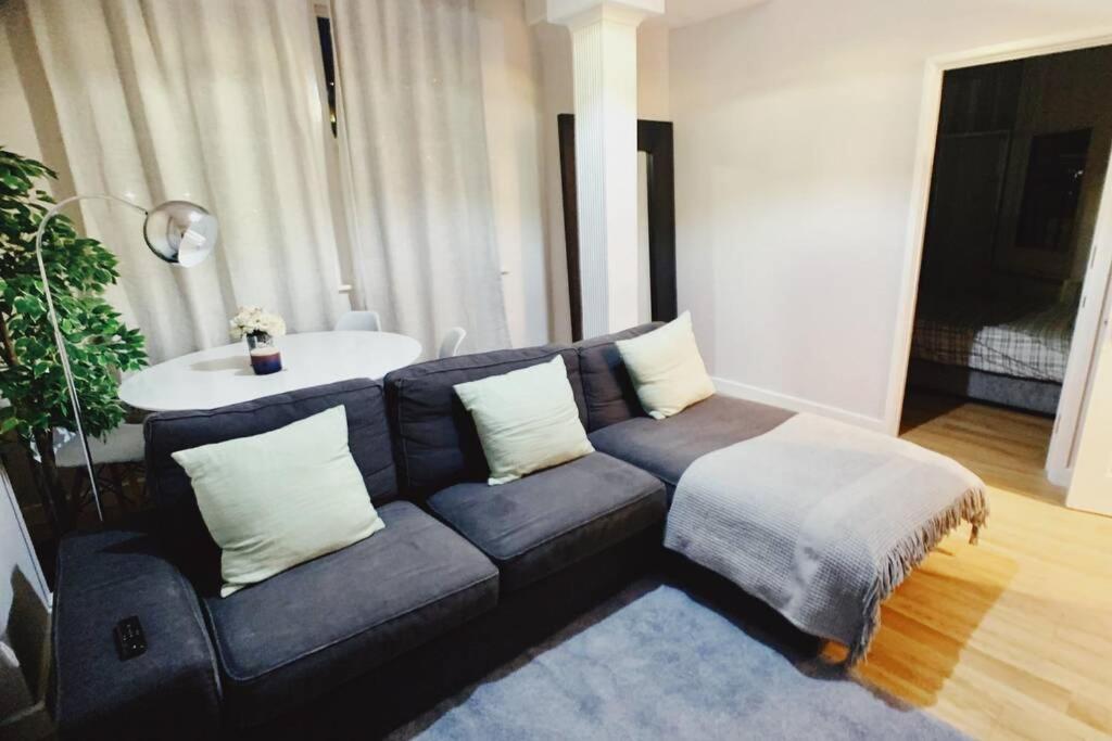 3 Bed City Centre Serviced - Sleeps 7 Apartment *