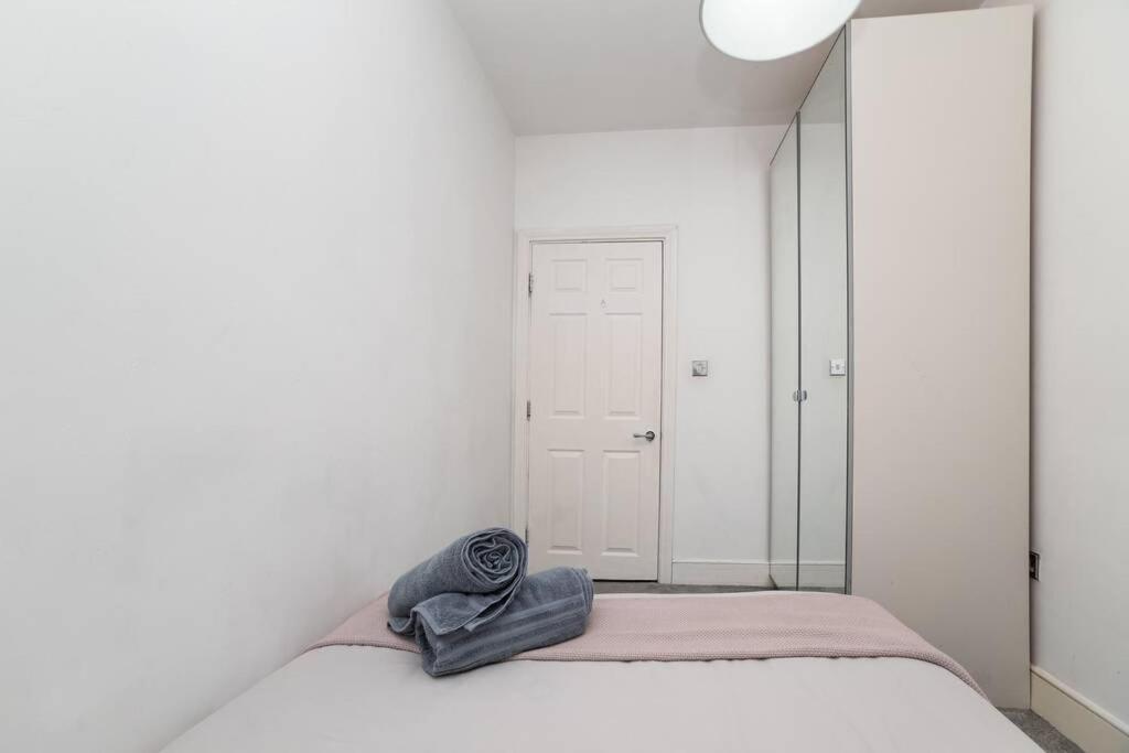 Apartment Centre, Two Bedroom, Sleeps 6 *