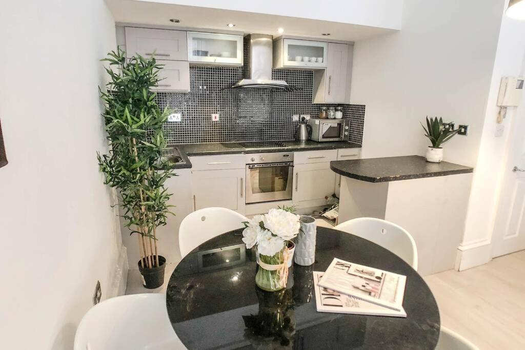 Apartment 2 Bedroom Serviced Centre - Sleeps 6 *