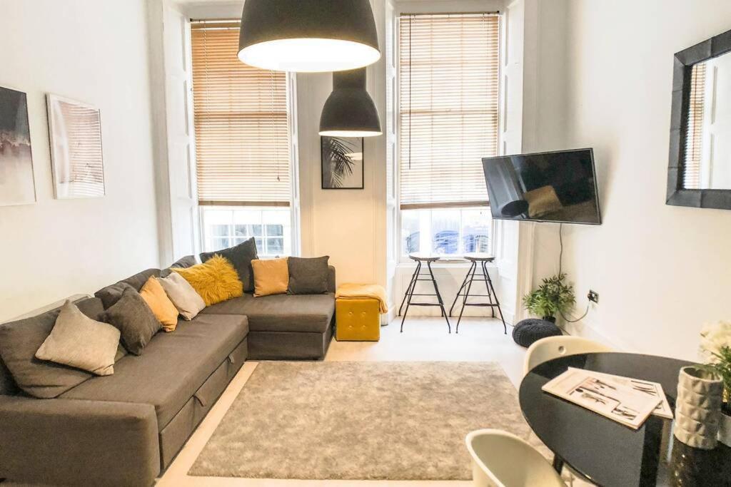 2 Bedroom Serviced Centre - Sleeps 6 Apartment *