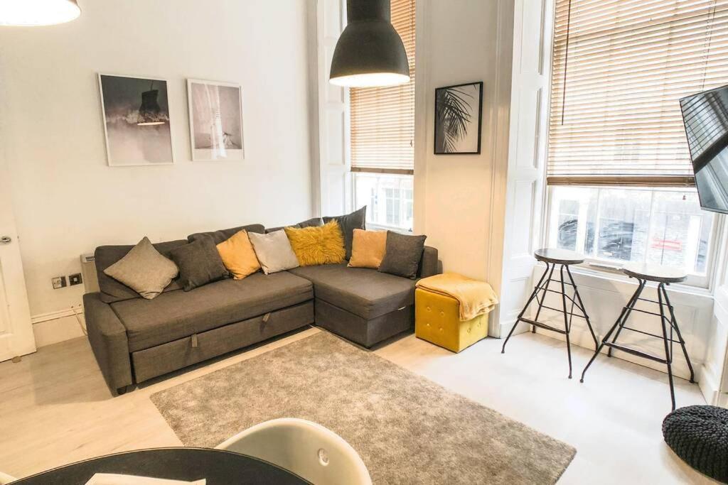 Apartment 2 Bedroom Serviced Centre - Sleeps 6 *