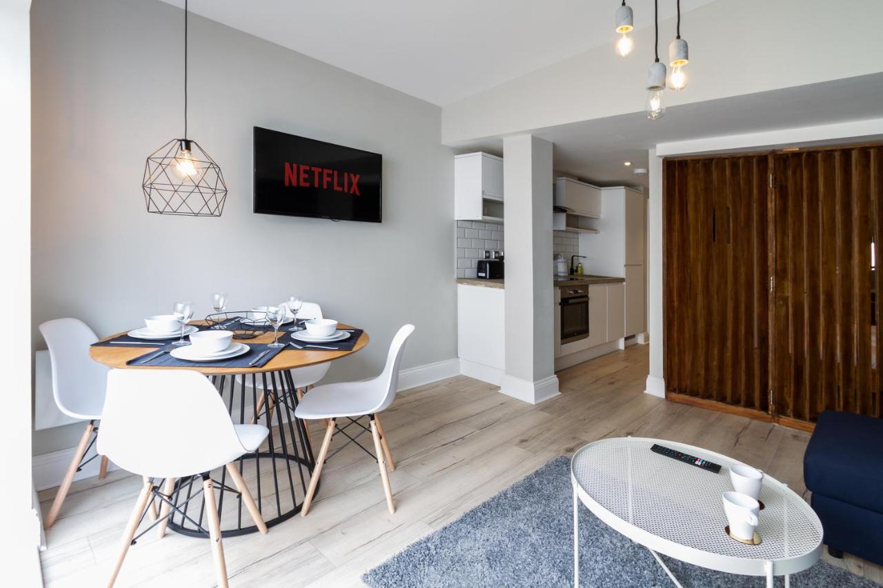 Luke Stays - Heaton Road Apartment