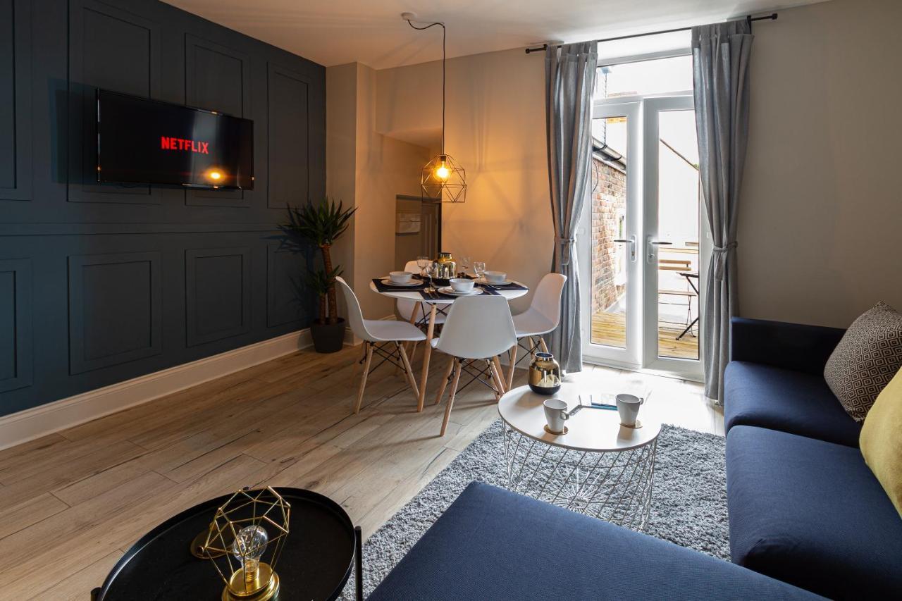 Luke Stays - Heaton Road Apartment Newcastle upon Tyne