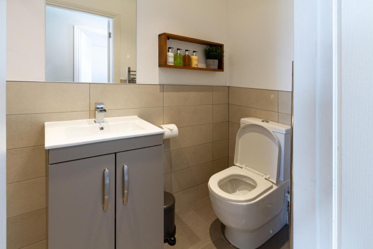Luke Stays - Heaton Road Apartment Newcastle upon Tyne
