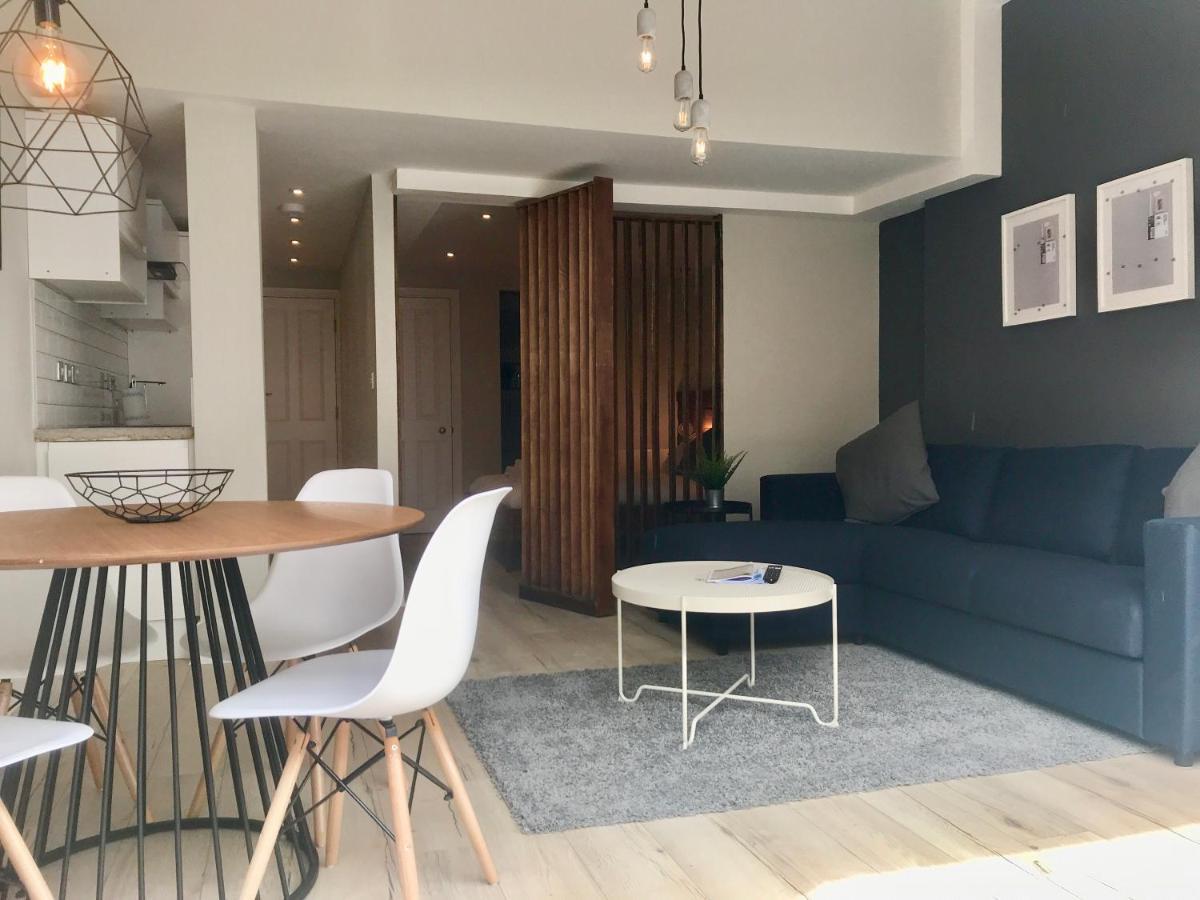 Luke Stays - Heaton Road Apartment Newcastle upon Tyne