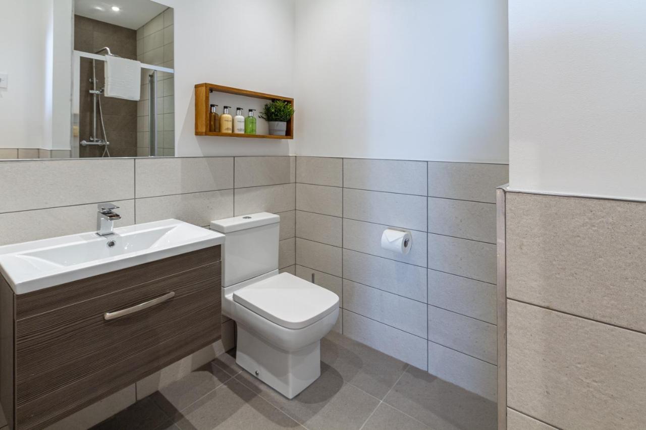 Luke Stays - Heaton Road Apartment *