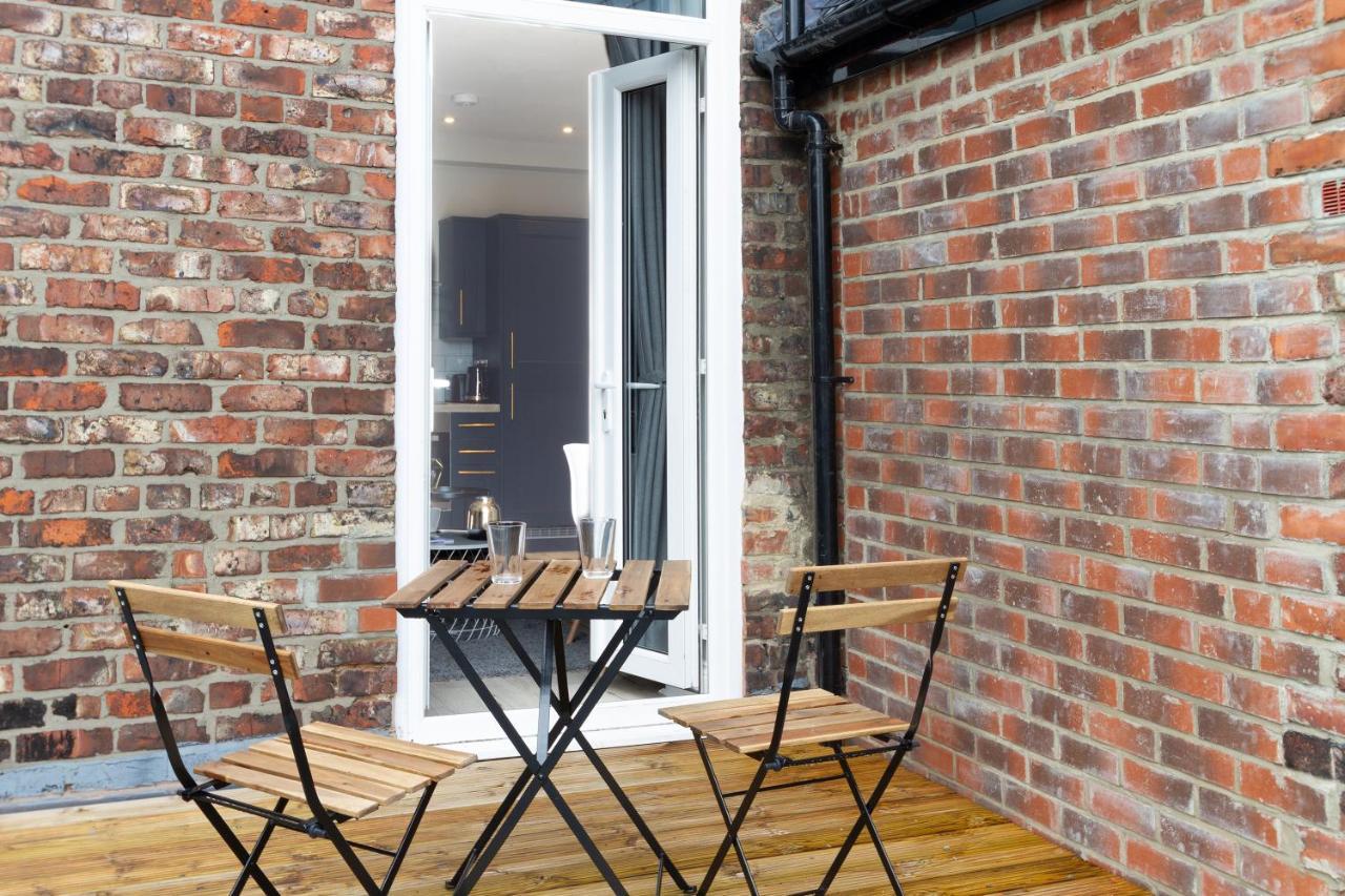 Luke Stays - Heaton Road Apartment *