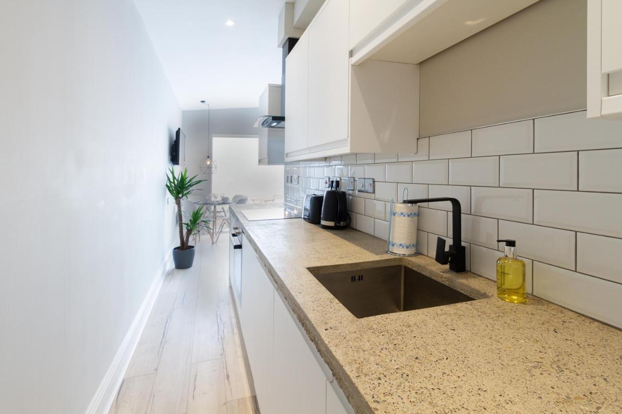 Luke Stays - Heaton Road Apartment Newcastle upon Tyne