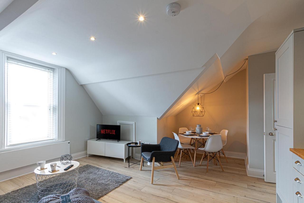 Luke Stays - Heaton Road Apartment Newcastle upon Tyne