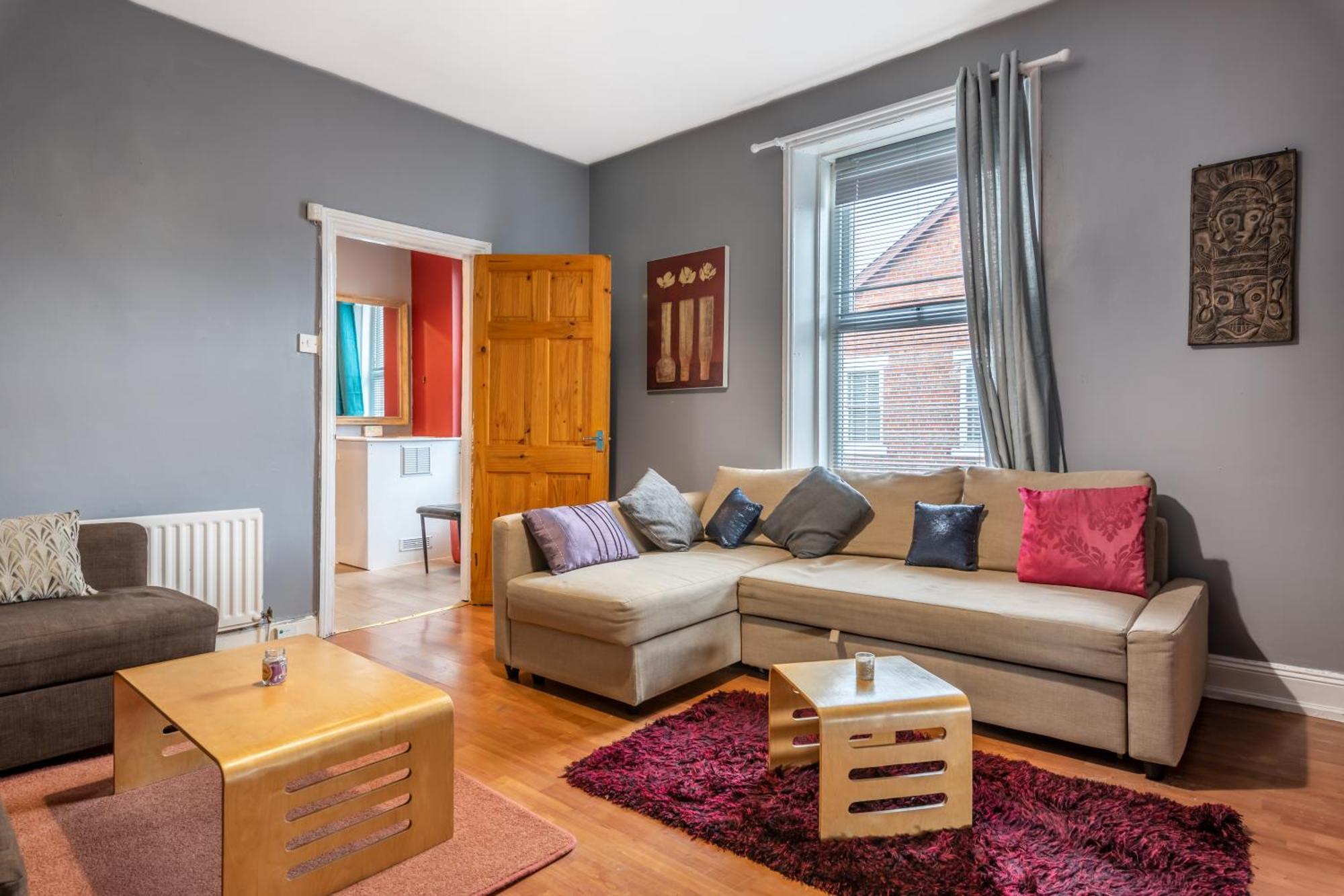 City Centre Super Spacious Free Parking And Wi Fi Apartment *