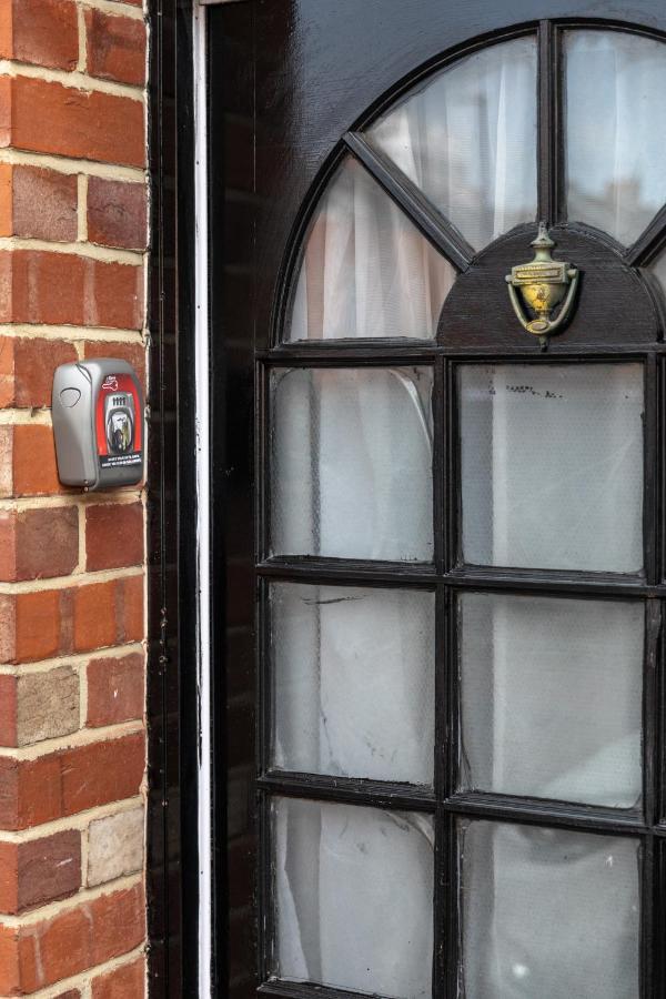 City Centre Super Spacious Free Parking And Wi Fi Apartment *