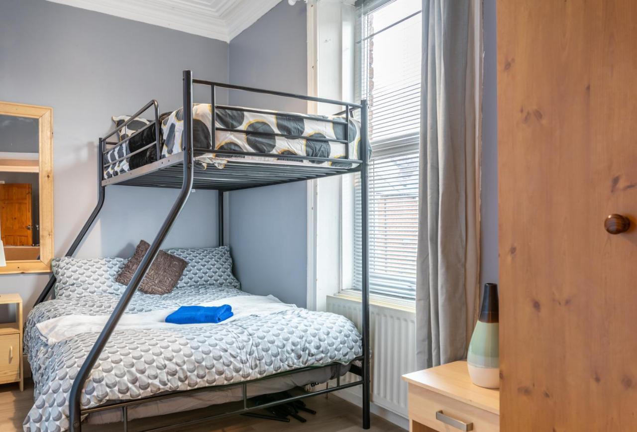 City Centre Super Spacious Free Parking And Wi Fi Apartment *